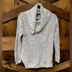 Allison Andrews size M. Grey knitted soft sweater.